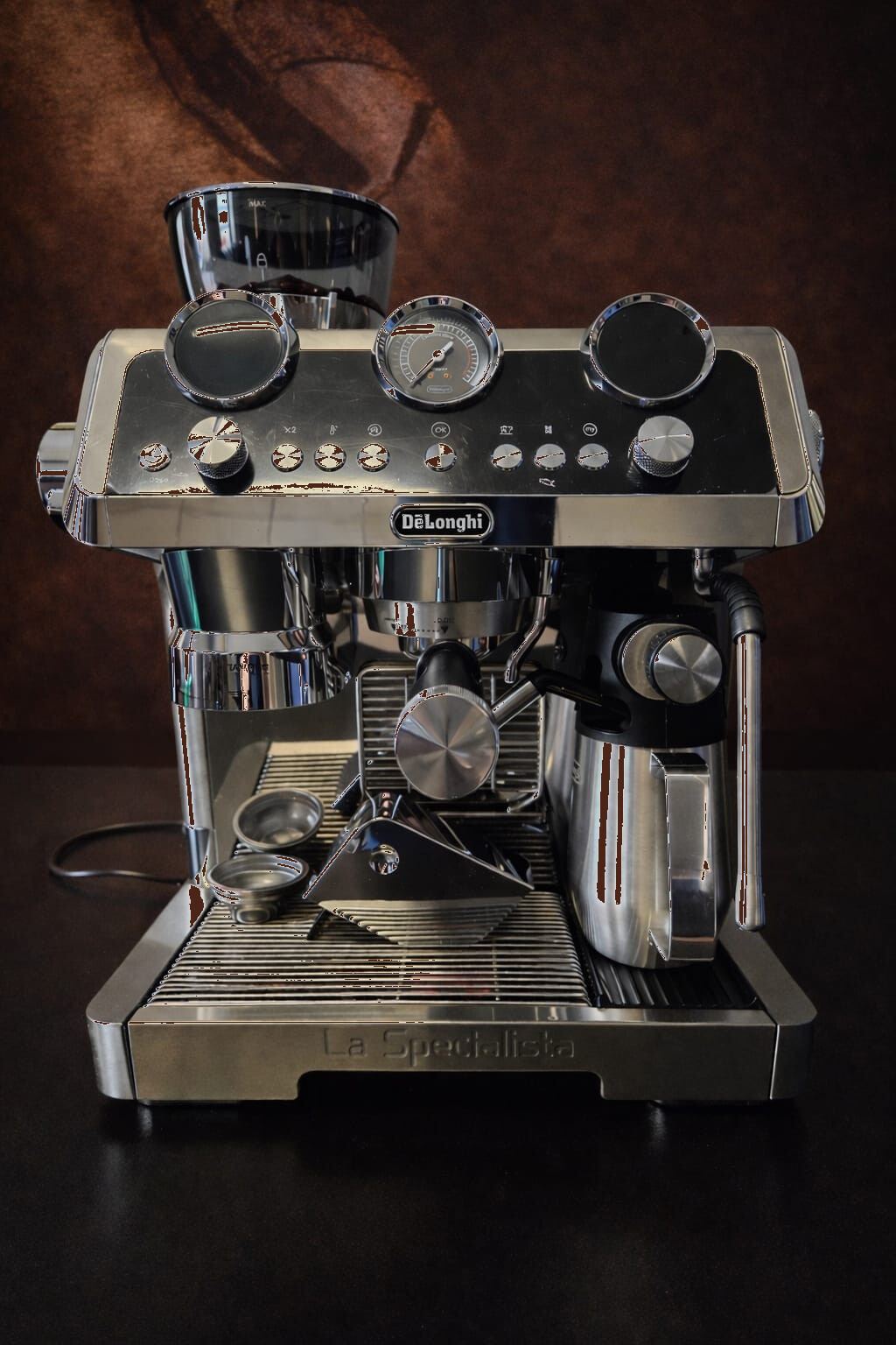 Profesjonalny ekspres półautomatyczny De'Longhi La Specialista Maestro EC9665.M w kolorze brązowo-czarnym z analogowymi manometrami, profesjonalnym portafiltrem 58mm i zintegrowanym młynkiem, widok z przodu na białym tle
