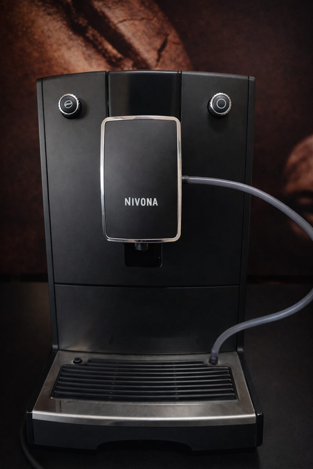 Czarny automatyczny ekspres do kawy NIVONA CafeRomatica 756 z kolorowym wyświetlaczem TFT, podwójną wylewką kawy i matowym czarnym wykończeniem obudowy, widok z przodu na białym tle